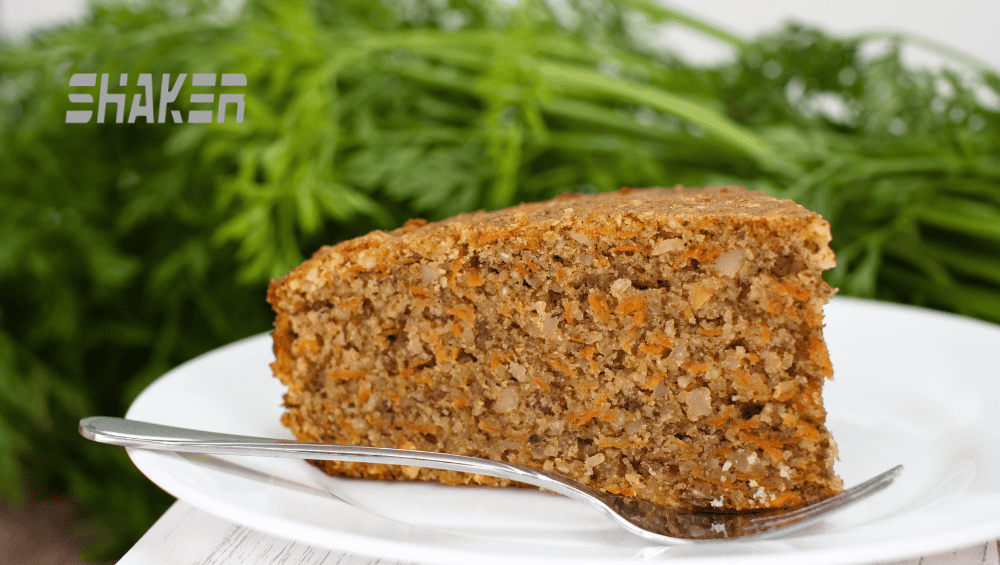 Bolo de cenoura fit para o outono cortado em fatias, polvilhado com canela